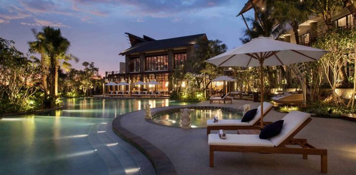 family-pool-pullman-ciawi-at-night-2