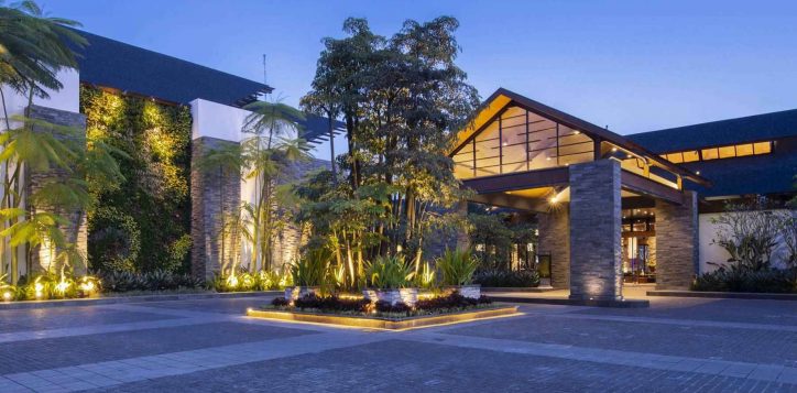 lobby-entrance-pullman-ciawi-2