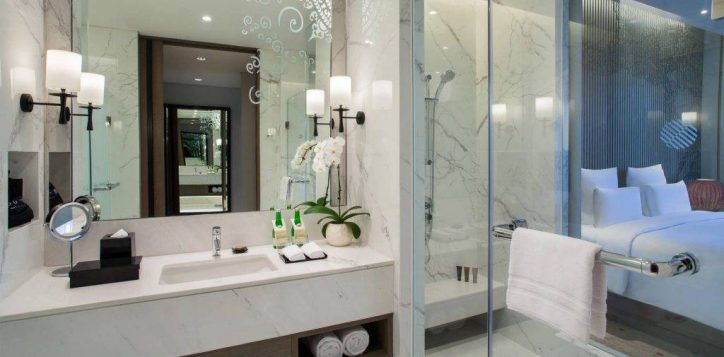 bathroom-deluxe-room-pullman-ciawi-2